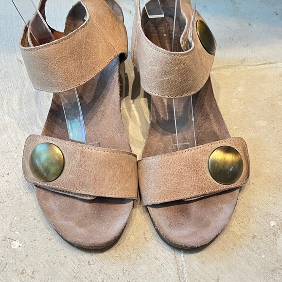 Taos‎ Carousel Tan Leather Wedge Sandal Size 9/9.5 - Picture 3 of 8